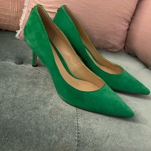 Green suede pumps with kitten heel